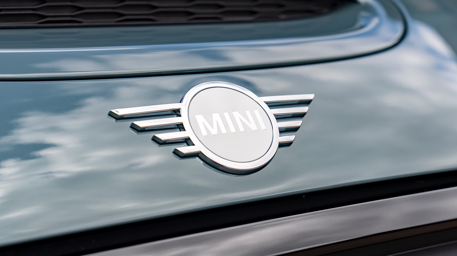 화이트 익스테리어.